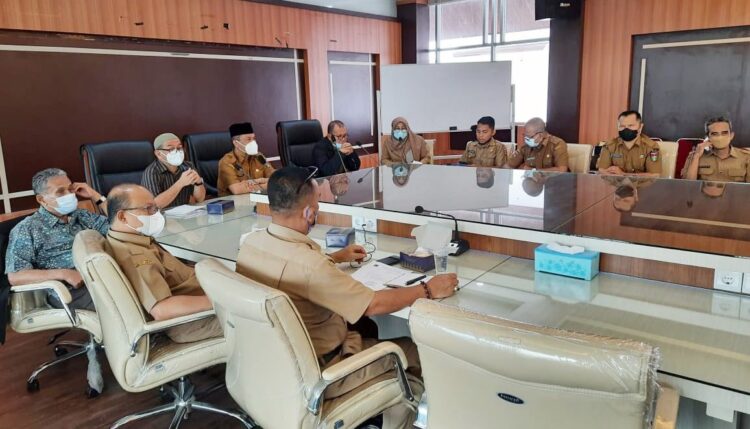 Wakil Walikota Bukittinggi pimpin hearing dan Focus Group Fiscussion (FGD) Penyusunan Road Map/ rencana induk program Kampung Iklim Berkelanjutan Bukittinggi. Kegiatan FGD yang melibatkan tim peneliti dari PPs Unand ini berlangsung di Ruang Rapat Utama Balaikota Bukittinggi,  Senin (27/9) lalu.