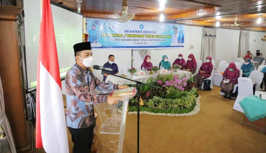 Wawako Solok membuka Bimtek PKK