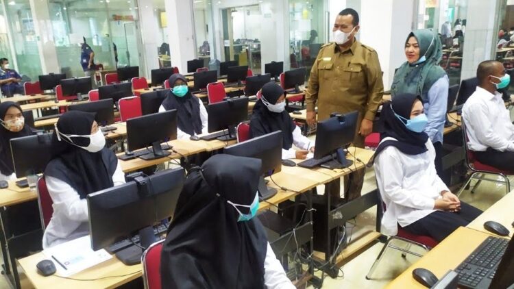 SELEKSI— Wakil Wali Kota Pariaman Mardison Mahyuddin, saat memantau  pelaksanaan tes Calon Pegawai Negeri Sipil (CPNS) Kota Pariaman.