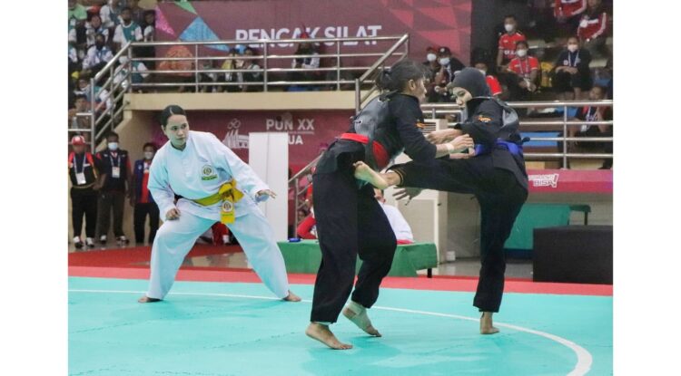KALAHKAN SUMUT— Pesilat andalan Sumbar, Suci Wulandari sukses menaklukkan Afriani Laurensia Barus, atlet asal Sumut pada kelas B putri PON XX Papua 2021, di GOR Toware, Kabupaten Jayapura, Rabu (6/10).