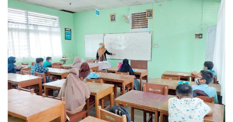 TETAP PTM, BERPAKAIAN BEBAS—  Meski Kota Padang masih ditetapkan pemerintah pusat PPKM level IV, namun proses Pembelajaran Tatap Muka (PTM) di semua sekolah tetap dilanjutkan, Rabu (6/10). Namun, siswa tidak menggunakan seragam sekolah, siswa yang datang berbapakaian bebas dan tetap menerapkan protokol kesehatan. Seperti PTM yang berlangsung di SMPN 21, kemarin.