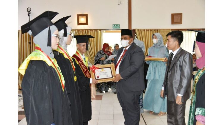 HADIRI— Bupati Padangpariaman Suhatri Bur,saat menghadiri wisuda wisuda STKIP Nasional ke-9.