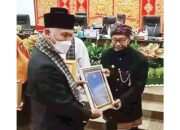 Yus Dt Parpatiah Terima Anugerah Kebudayaan dari Pemprov