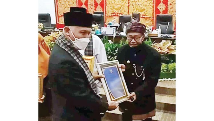 TERIMA ANUGERAH--Sosok yang peduli adat Yus Dt Parpatiah sekaligus Budayawan Agam menrima anugerah Kebudayaan dari Pemprov Sumbar.