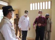 Wako Solok Serahkan Kunci Rumah Program Bedah Rumah