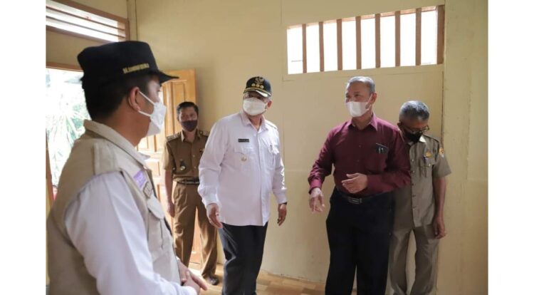 Wako Solok Serahkan Kunci Rumah Program Bedah Rumah 1 SELESAI DIRENOVASI— Wali Kota Solok Zul Elfian meninjau rumah warga yang telah direnovasi melalui kegiatan bedah rumah tidak layak huni.