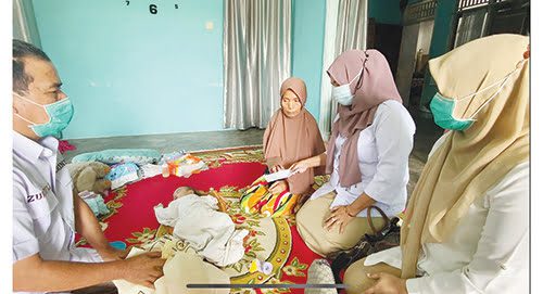 SERAHKAN BANTUAN— Pengurus Gerindra Sumbar menyerahkan bantuan uang tunai dan sembako 
dari Andre Rosiade kepada keluarga balita 
Nafisa di Kuranji.