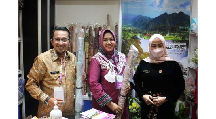 PROMOSI SONGKET—Bupati Tanahdatar Eka Putra dan istri foto bersama Bupati Buru Selatan Safitri Malik Soulisa, sambil mempromosikan songket.