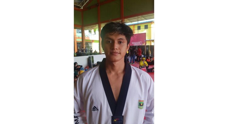 MEDALI PERAK— Sementara pada pertandingan hari keempat, Selasa (5/10) di Poltekbang Kota Jayapura, satu Taekwondoin Sumbar menyumbang satu keping medali perak melalui Bimantara Subrata dari kelas U-80 Kg putra.