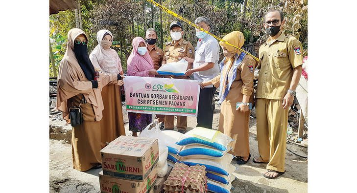 Gudang Barang Bekas Milik Pemulung Terbakar, PT Semen Padang Serahkan Bantuan Sembako 1 BANTUAN SEMBAKO — Rombongan PT Semen Padang menyerahkan bantuan sembako untuk warga Padangbasi korban kebakaran,
Selasa (19/10).