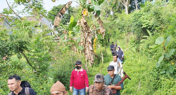 BERBURU HEWAN— Belasan orang peburu berburu hama pengganggu tanaman, di dua kelurahan, yakni kelurahan Balai Gadang dan Kelurahan Lubuk Minturun, Kecamatan Koto Tangah, Rabu (13/10).