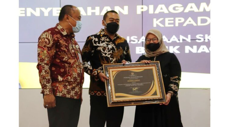 PENGHARGAAN PARITRANA AWARD— Wakil Gubnerur Sumbar Audy Joinaldy memberikan penghargaan Jaminan Sosial Ketenagakerjaan (Paritrana Award) Tahun 2020 di Auditorium Gubernuran, Kamis (21/10).
