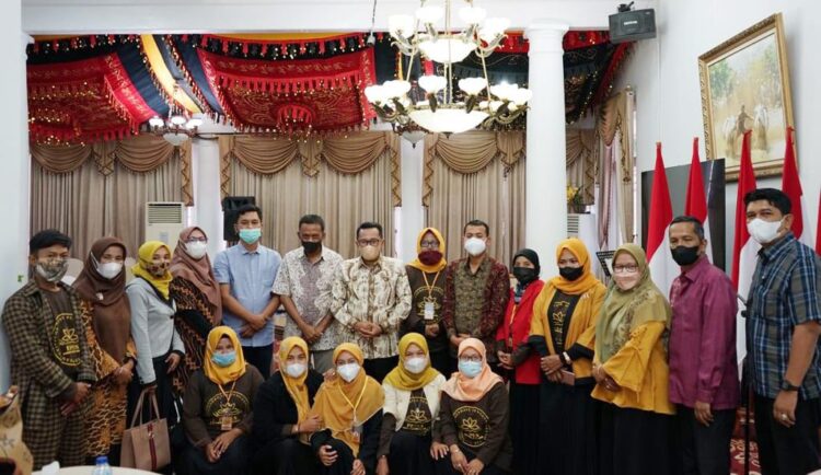 FOTO BERSAMA—Bupati Tanah Datar Eka Putra foto bersama pengurus dan anggota Perhimpunan Pemberdayaan Penggerak Indonesia Sejahtera (Pepes) Kabupaten Tanah Datar, Minggu (3/10) di Indo Jolito Batusangkar.