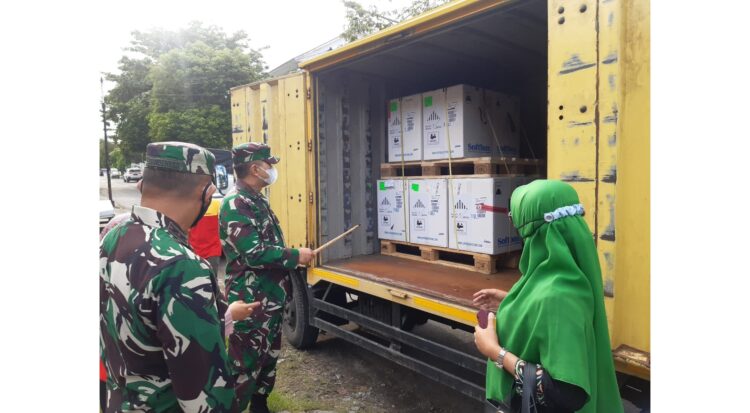 VAKSIN TIBA DI SUMBAR—Danrem 032/wbr Brigjen TNI Arief Gajah Mada, bersama rombongan tengah melihat vaksin yang telah tiba. Dimana vaksin tersebut didistribusikan ke wilayah Sumbar.