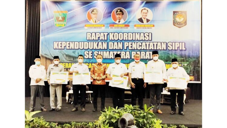 Penerapan Single Identity Number Dijajaki, Wagub: Integrasi Data Dukcapil bakal Diterapkan di Seluruh Instansi 1 USAI SERAHKAN— Wagub Sumbar Audy Joinaldy bersama Dirjen Dukcapil Kemendagri, Zuldan Arif Fakhrulloh dan Kepala Dinas Dukcapil Provinsi Sumbar, Besri Rahmat usai menyerahkan penghargaan kepada perwakilan Dinas Dukcapil Kabupaten Kota terbaik.