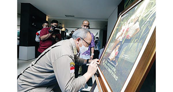 124 ribu petani di Indonesia berhasil. Produktivitas meningkat hingga 300 persen dan biaya operasional terpangkas 60 persen.