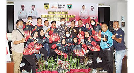 PELEPASAN KARATEKA— Ketua Umum FORKI Sumbar Andre Rosiade melepas para atlet karate yang akan bertanding pada PON XX Papua, Sabtu (2/10) malam di Ibis Hotel Padang, secara virtual. Bonus puluhan juta telah disiapkan untuk para peraih medali emas, perak ataupun perunggu. 