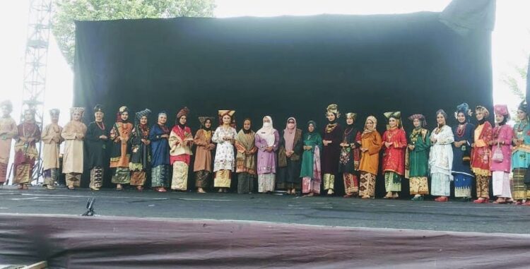 LOMBA BAJU BASIBA—Kepala Dinas Kebudayaan Sumbar, Gemala Ranti bersama Juri, Rauidah Thaib serta peserta lomba Baju Kuruang Basiba, Selasa (5/10) di Taman Budaya Sumbar.