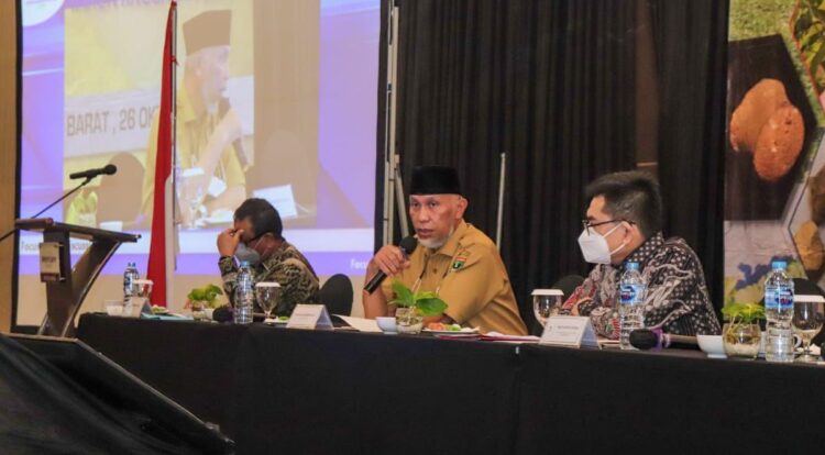 Gubenrur  Sumbar Mahyedli berikan sambutan dalam Focus Group Discussion Proyek Prioritas Strategis di Industri Pengolahan Hasil Perkebunan Gambir Sumatera Barat.