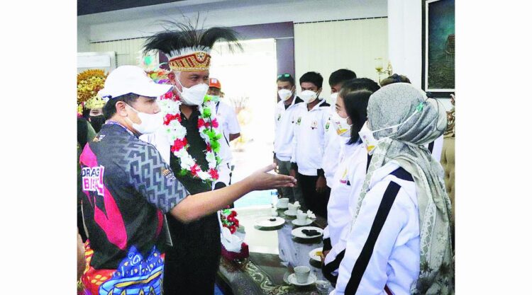 KUNJUNGI ATLET— Gubernur Sumbar Mahyeldi menjumpai langsung atlet-atlet Sumbar yang berlaga di ajang PON XX Papua, beberapa waktu lalu.