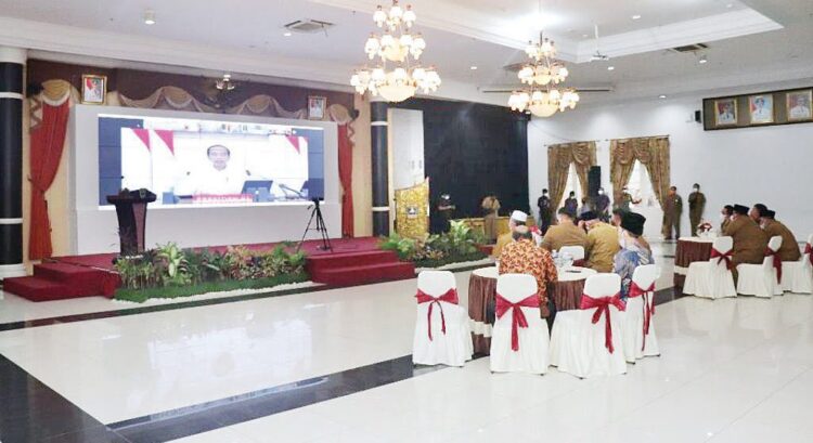PERTEMUAN DENGAN PRESIDEN — Gubernur Sumbar Mahyeldi Ansharullah mengikuti pertemuan dengan Presiden RI dan seluruh kepala daerah di Indonesia secara virtual dengan aplikasi zoom, Senin (25/10). Pertemuan membahas kondisi terkini kasus Covid-19 di tanah air.