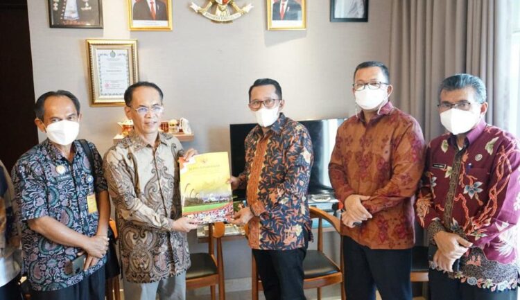 HIBAH LAMPU JALAN— Bupati Tanahdatar  Eka Putra terima hibah lampu jalan.