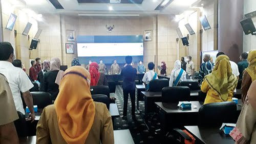 IKRAR PERLINDUNGAN ANAK— Pembacaan ikrar perlindungan anak oleh semua wartawan dalam Sosialisasi Peran Media dan Lembaga Perlindungan Anak dalam Mewujudkan Kota Layak Anak, di Balaikota Aie Pacah, Senin (4/10).