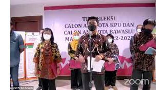 Konferensi pers pengumuman pendaftaran Calon Anggota KPU dan Bawaslu secara daring, Jumat (15/10).