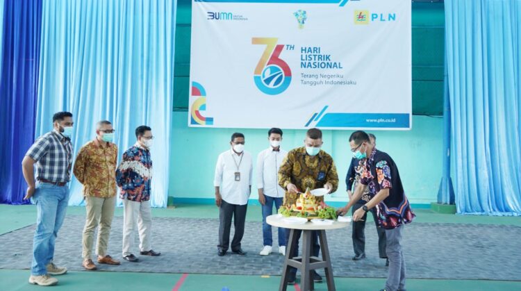 Peringati Hari Listrik Nasional ke-76, PLN Sumbar Berbagi Kebahagiaan 1 PLN Unit Induk Wilayah (UIW) Sumbar sendiri mengemas berbagai kegiatan untuk menyambut dan memeriahkan Hari Listrik Nasional (HLN) ke-76.