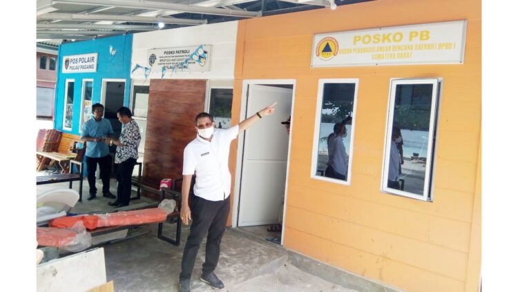 RESMIKAN—Kalaksa BPBD Provinsi Sumbar, Erman Rahman meresmikan Posko Pengendalian Bencana di kawasan objek wisata Pulau Pagang, Kota Padang, Rabu (13/10).