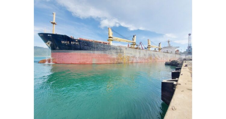 EKSPOR SEMEN— Kapal tujuan ekspor ke Bangladesh bersandar di Pelabuhan Teluk Bayur Padang. Hingga September 2021, PT Semen Padang mencatat realisasi ekspor mencapai 484 persen.