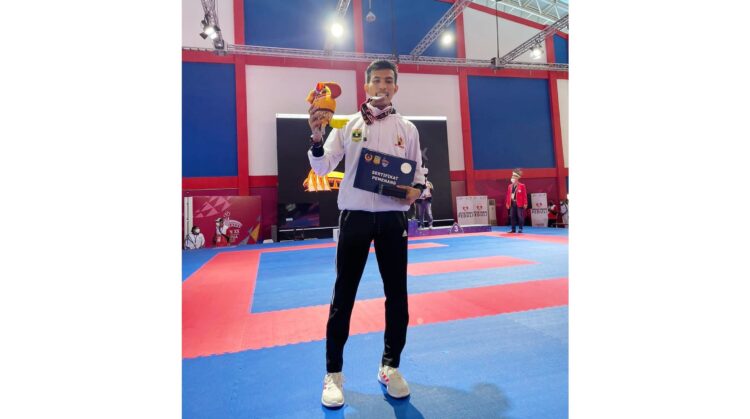 PUAS DENGAN PERAK — Tampil meyakinkan sejak babak penyisihan hingga merangsek ke partai final, pada duel penentu, Rabu (13/10), karateka Milioner harus mengakui keunggulan Karateka Bali, Khrisna dengan skor 4-1.