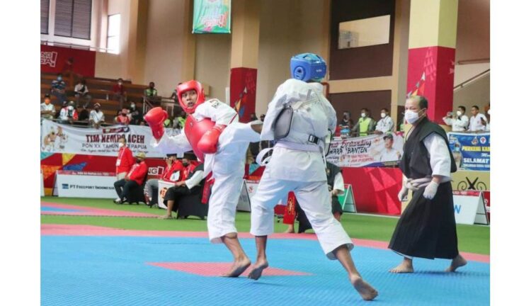 UKIR SEJARAH— Kenshi Ari Pramanto sukses mendulang medali emas di nomor randori putra 70 kilogram, Rabu (13/10) di GOR STT Gidi, Kabupaten Jayapura. Ari mengukir sejarah untuk dirinya, setelah pada PON2012 dan 2016 hanya bisa merebut perak.