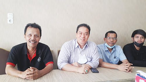 KETERANGAN PERS— Sekretaris KPP Irwan Sofyan didampingi Ketua APEPI H. Havid serta Sekretaris APEPI H Asnawi, memberi keterangan pers kegiatan vaksinasi gratis di Pasar Raya Padang pada Rabu (6/10) besok.