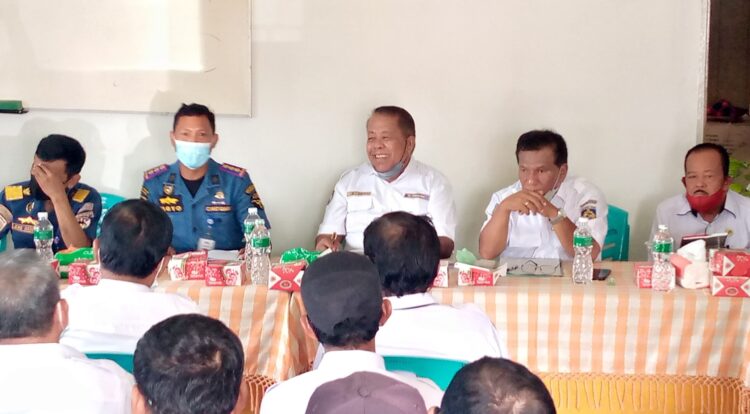 SAMBUTAN— KSOP Telukbayur Wigyo didampingi Ketua Koperbam Chandra saat berikan sambutan dalam acara silaturahmi, Rabu (27/8).