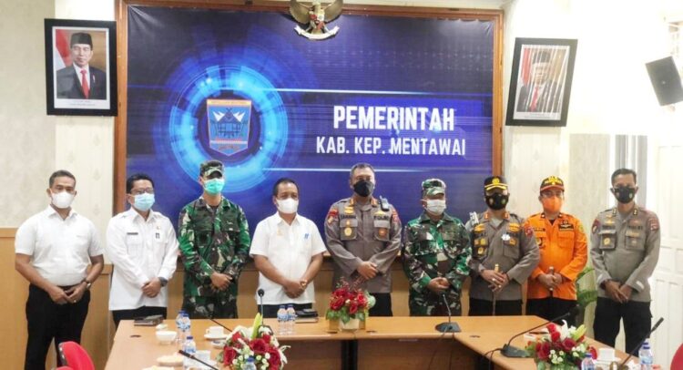 FOTO BERSAMA— Wakil Bupati Mentawai, Kortanius Sabeleake foto bersama dengan tamunya.