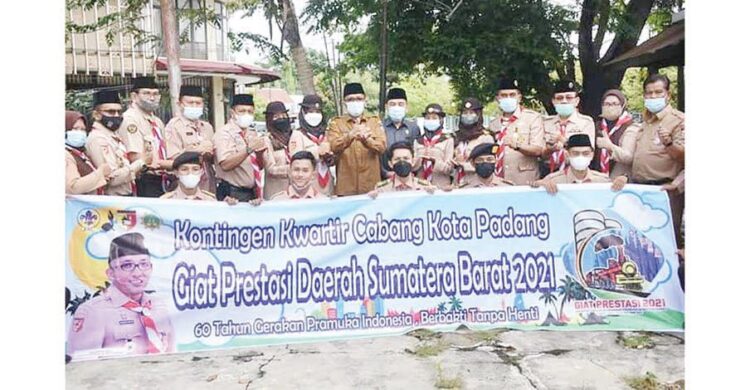 Giat Prestasi Pramuka Sumbar, Kontingen Pramuka Padang Bertekad Juara Umum 1 LEPAS KONTINGEN— Wako Padang Hendri Septa melepas secara resmi kontingen Kwartir Cabang (Kwarcab) Gerakan Pramuka Kota Padang yang akan mengikuti Giat Prestasi Pramuka tingkat Provinsi Sumbar di Bumi Perkemahan Camping Ground Kota Sawahlunto.