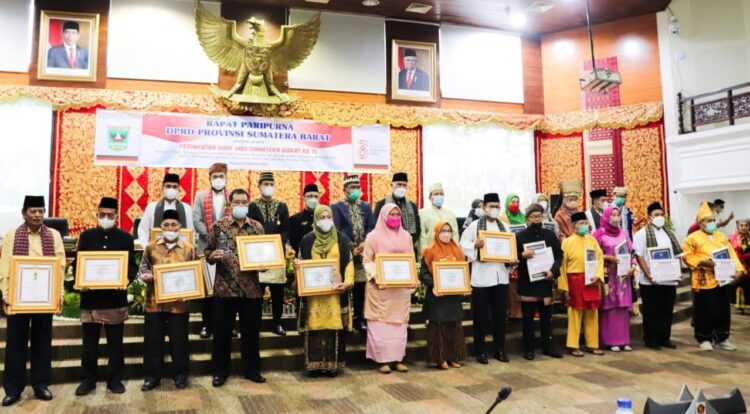 FOTO BERSAMA— Gubernur Sumbar Mahyeldi berfoto bersama usai memberikan penghargaan untuk para seniman Sumbar.