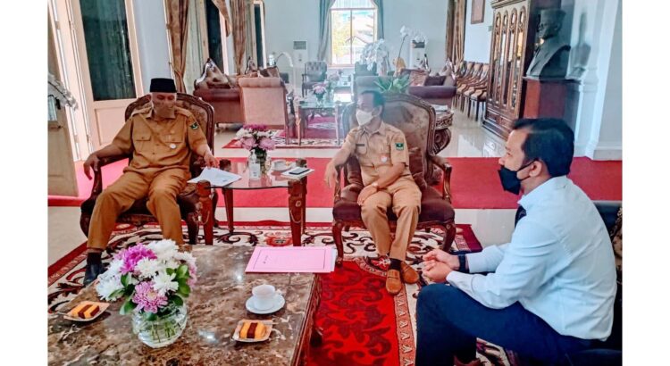 KUNJUNGAN PERTAMINA— Gubernur Sumbar Mahyeldi didampingi Kepala Dinas ESDM Heri Martinus, menerima kunjungan PT Pertamina, Senin (4/10).