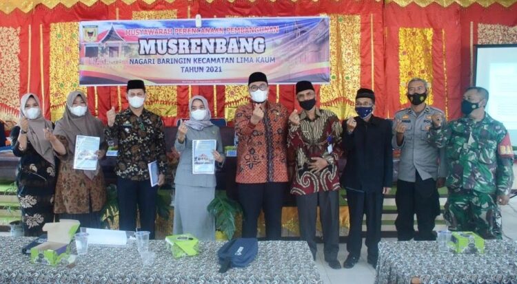 MUSRENBANG— Anggota DPRD Donna foto bersama Wabup, Wali Nagari Idrus serta tamu lainnya saat acara Musrenbang.