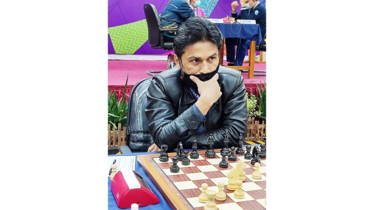 CATUR KELAS STANDAR— Atlet catur Sumbar Ruby Tamono meraih peringkat empat di klasemen akhir perlomban catur kelas standar yang digelar di Hotel Swissbell, Kabupaten Merauke, Rabu (13/10).