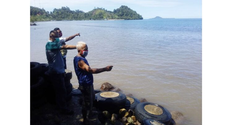 KEMUNCULAN BUAYA— Kepala Resort Konservasi Wilayah Pesisir Selatan (Pessel), Bilmar, dan anggota dan warga turun melihat kondisi lokasi kemunculan buaya muaro.