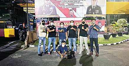 CURI HP— Rolando Afrindo (19) ditangkap Tim Klewang Satreskrim Polresta gara-gara mencuri Hp milik karyawan cucian motor.