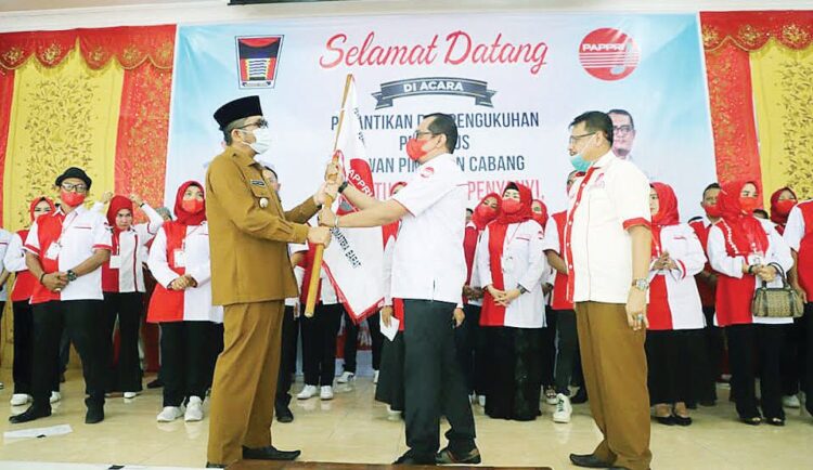 PELANTIKAN PENGURUS— Wako Padang Hendri Septa menghadiri pelantikan dan pengukuhan DPC Persatuan Artis Penyanyi, Pencipta Lagu dan Pemusik Republik Indonesia (PAPPRI) Kota Padang 2021-2026, di Palanta Rumah Dinas Wali Kota Padang, Senin (25/10).