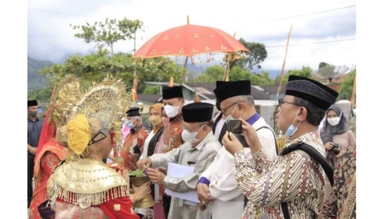 HADIRI— Wabup Pasaman Sabar AS saat menghadiri acara penilaian kerapatan adat nagari (KAN).