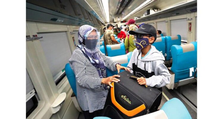 Sejumlah penumpang di dalam kereta api Turangga jurusan Surabaya–Bandung di Stasiun Gubeng Baru kemarin. Jumlah pengguna moda transportasi KA masih tinggi selama libur Nataru.