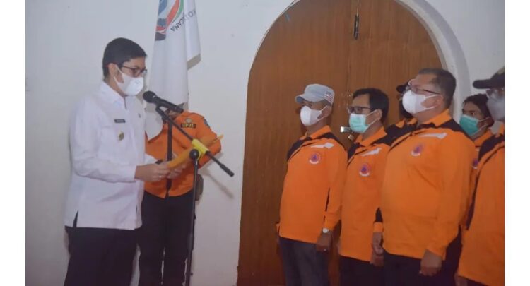 LUNCURKAN— Wali Kota Deri Asta meluncurkan produk Sipolan (Sistem Informasi Pelaporan Bencana) dan pengukuhan FPRB (Forum Pengurangan Risiko Bencana).