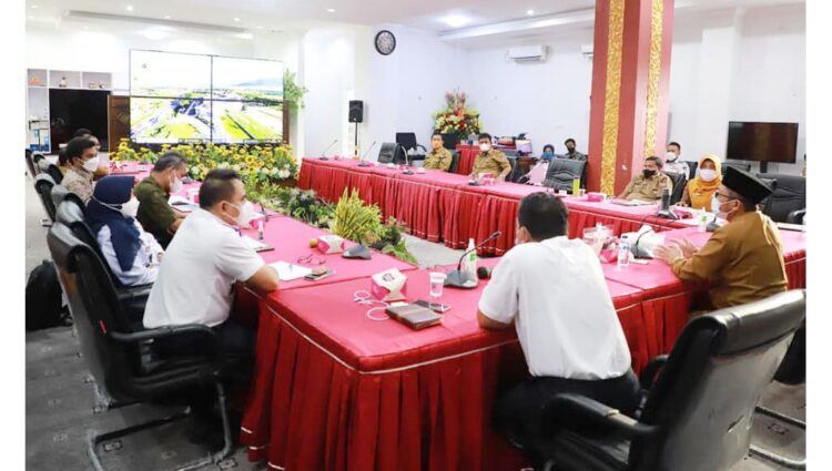 Hingga Oktober, Laka KA Capai 27 Kasus, 7 Pos Pintu Kereta Api dan 31 EWS Dibangun di Kota Padang 1 RAPAT BERSAMA— Wali Kota Padang Hendri Septa melakukan rapat bersama antara Pemerintah Kota Padang dengan Balai Teknik Perkeretaapian (BTP) Wilayah Sumatera Bagian Barat, di Rumah Dinas Wali Kota Padang,
Selasa (26/10).