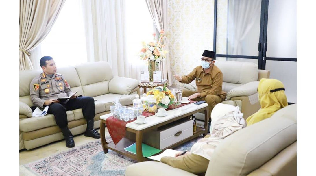 rapat pencapaian vaksinasi emko padang