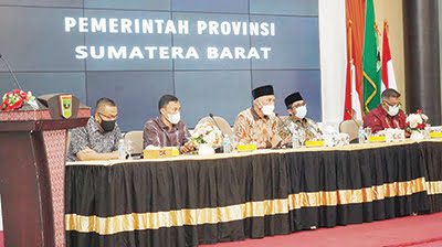 RAPAT BERSAMA GUBERNUR — Wali Kota Padang Hendri Septa mengikuti rapat bersama Gubernur Sumbar Mahyeldi Ansharullah, membahas percepatan dan capaian vaksinasi Covid-19, di Gubernuran, Kamis (7/10).